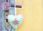 Postkarte Herz an Trklinke